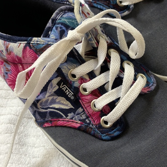 Vans - Picture 2 of 12